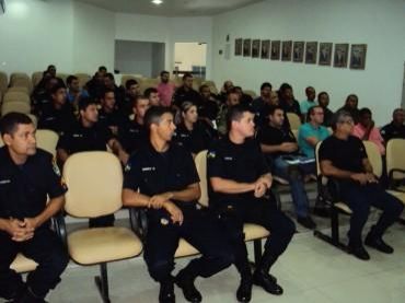 Policiais civis e militares participam de curso para pilotar embarcações em Guajará-Mirim