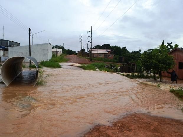 Ruas e casas de Ji-Paraná ficam alagadas depois de forte chuva