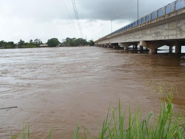 Nível do rio baixa e famílias retornam para casas em Ji-Paraná