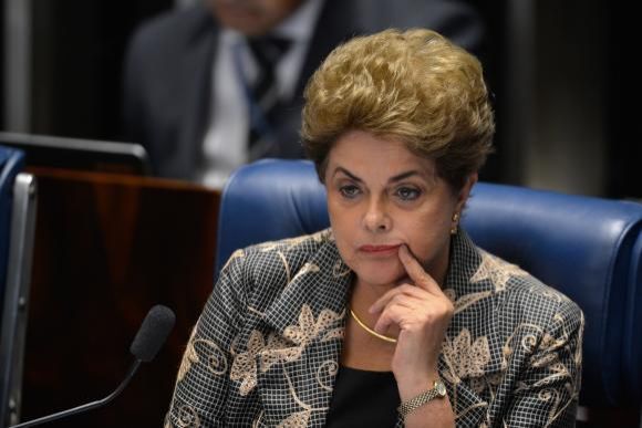 Dilma diz que sofre golpe parlamentar e que processo não veio das ruas