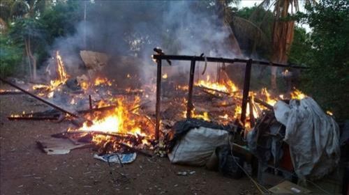 Homem morto degolado é encontrado em casa incendiada em Costa Marques