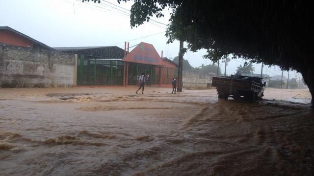 Ruas de Ji-Paraná, RO, ficam alagadas após chuva intensa de três horas