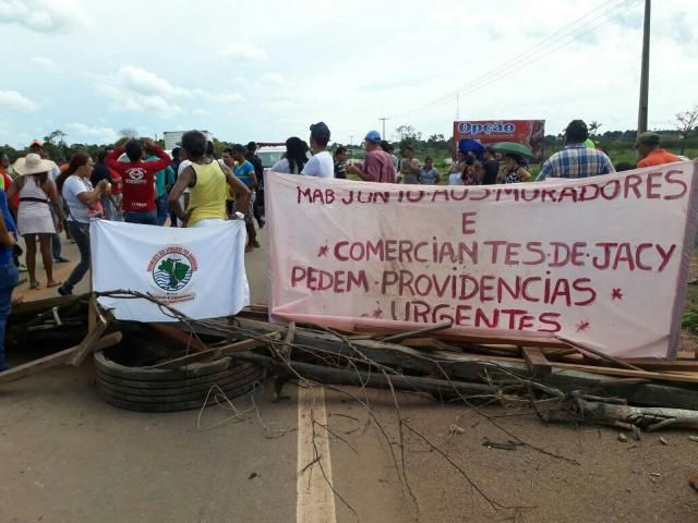 Militantes do MAB e moradores de Jaci fecham BR-364 para exigir reunião com hidrelétrica