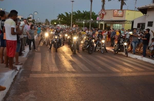 Rolim: Público lota Praça Durvalino na 1ª Noite do  Motociclista e Exposição de Carros antigos