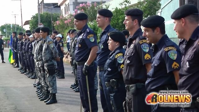 Com dezenas de policiais perfilados, teve inicio a preparação para a formatura de aniversário de 46 anos da PM