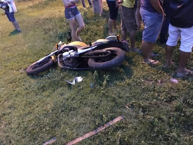 Motocicleta CB300 colide com camionete em cruzamento no centro de Rolim de Moura