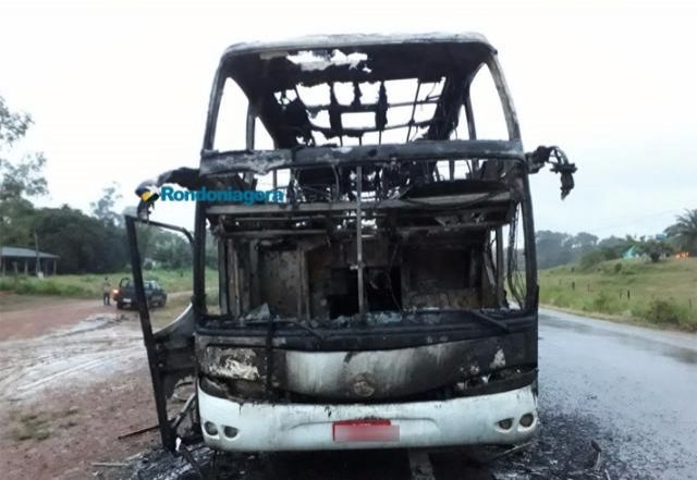 Incêndio destrói ônibus da Eucatur na BR-364