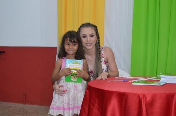 Rolim de Moura: Escola Municipal Balão Mágico realiza noite de autógrafos