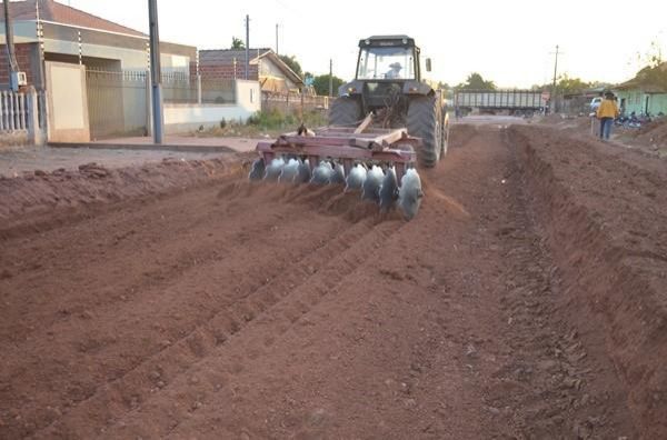 Rolim de Moura - Prefeitura inicia serviços de terraplenagem para pavimentação asfáltica em trechos da Av. Teresina