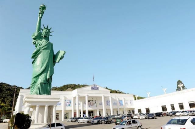 Havan tem problemas para instalar estátua da liberdade em Brasília; entenda o caso