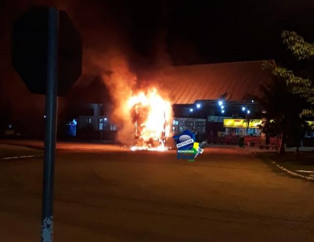 Ônibus pega fogo na rodoviária de Presidente Médici