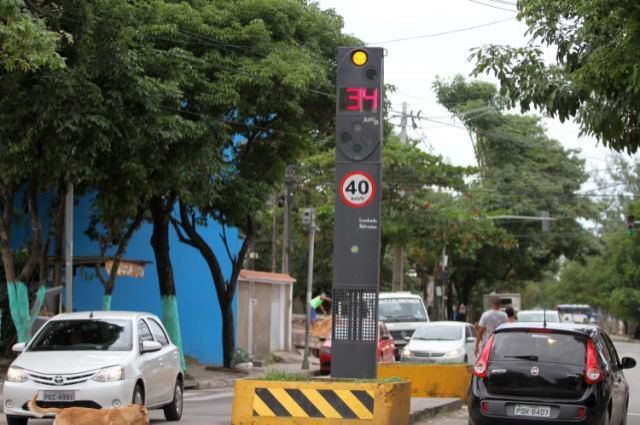 Bolsonaro anuncia fim das lombadas eletrônicas nas estradas; ministro é cauteloso