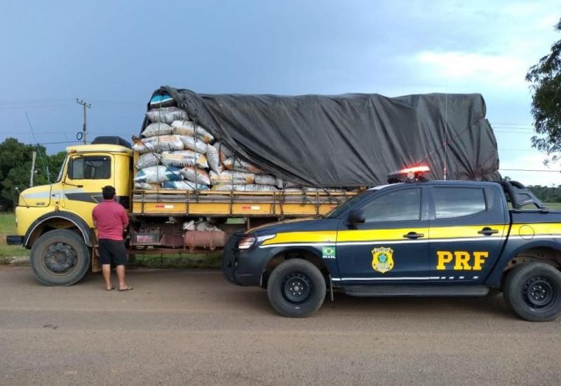 Caminhão com 368 sacas de carvão ilegal é apreendido pela PRF em Ariquemes, RO