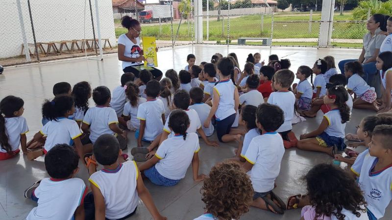 Alunos da Escola João Batista Dias comemoram dia Internacional do Livro na Praça Céu das Artes