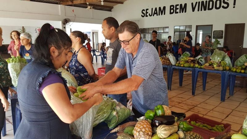 Rolim de Moura - Famílias carentes recebem frutas, verduras e legumes da Semas