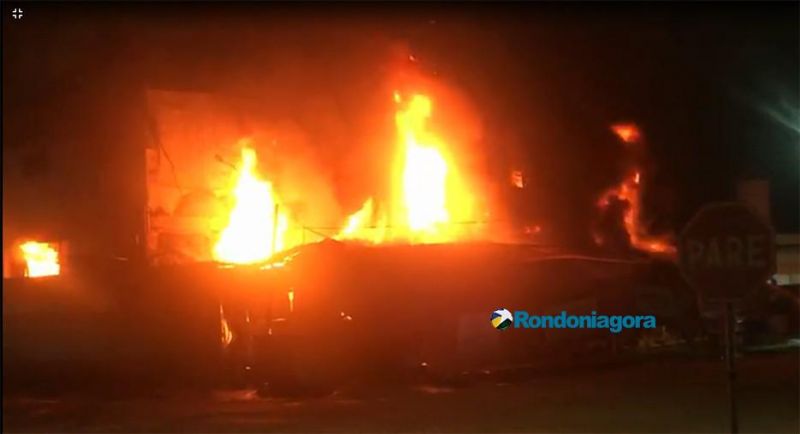Vídeo: Incêndio de grandes proporções destrói o prédio da Rondobras em Porto Velho