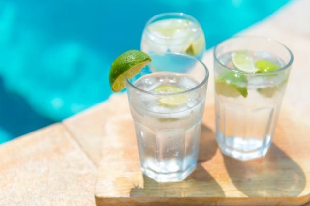 Água com limão traz benefícios reais para saúde?