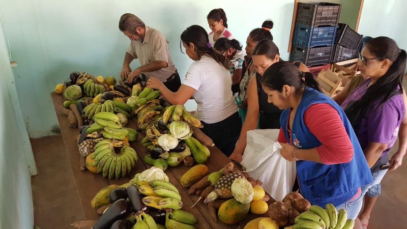 Famílias cadastradas no CadÚnico recebem alimentos gratuitos em Rolim de Moura