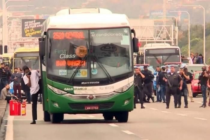 Sequestrador de ônibus é morto por atirador de elite na Ponte Rio-Niterói e reféns são liberados
