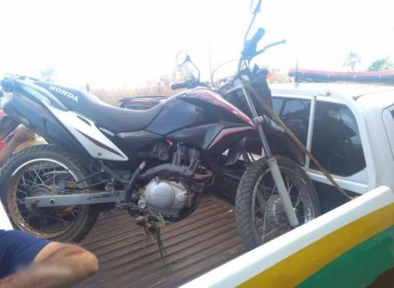 Alarme dispara e moto roubada durante assalto em Vilhena é abandonada por ladrões no meio da rua