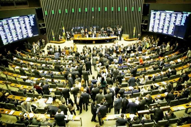 Bolsonaro sanciona projeto que amplia posse de arma em propriedades rurais