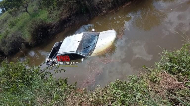 Internauta registra acidente com caminhonete no Rio Mequens próximo a Rolim de Moura do Guaporé