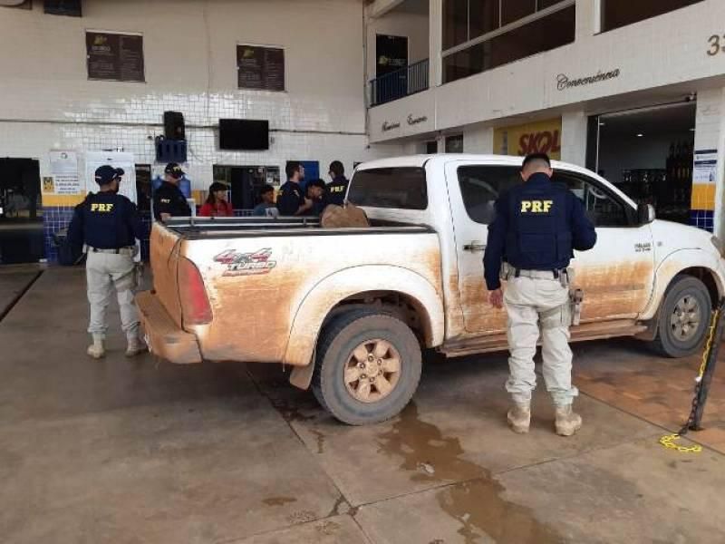 Picape conduzida por indígena apresenta problema mecânico e invade posto de combustíveis; PRF mobilizada