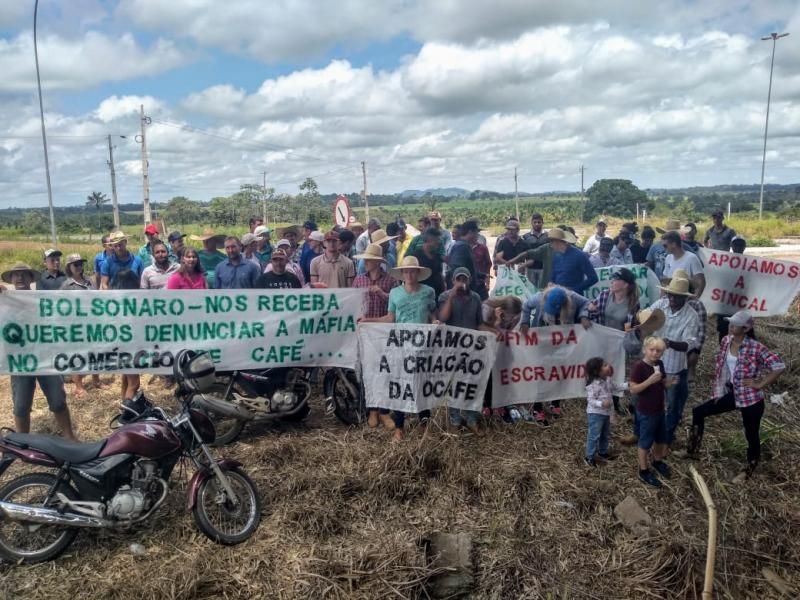 Zona da Mata: Cafeicultores da região fizeram manifestações no trevo da BR-364 entrada para Rolim 