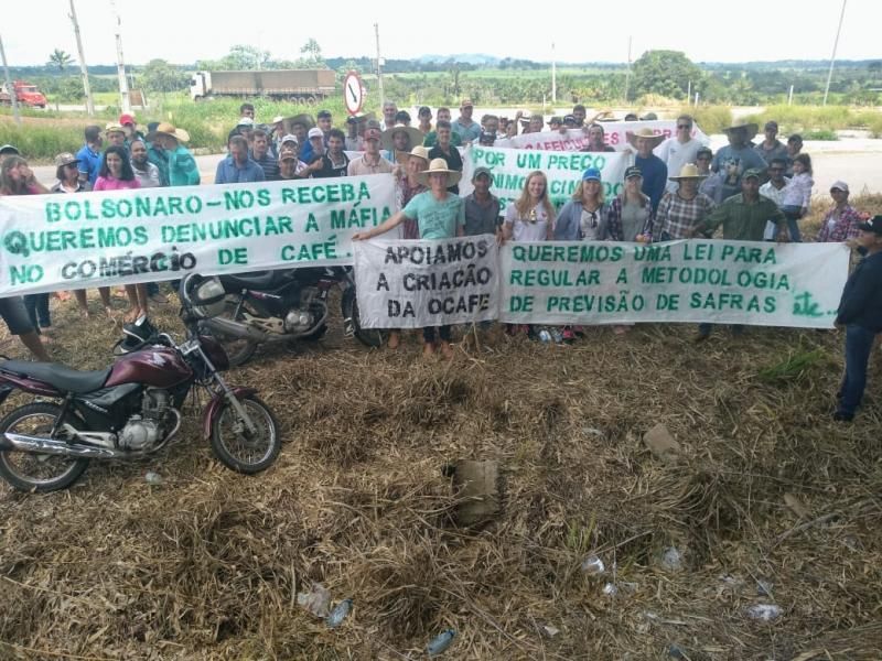 Zona da Mata: Cafeicultores da região fizeram manifestações no trevo da BR-364 entrada para Rolim 