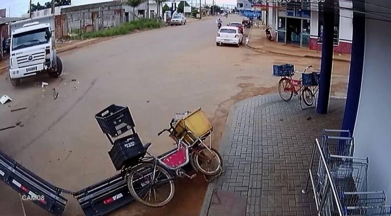 ASSISTA: vídeo impressionante mostra o momento em que vendedor de picolés escapa da morte em avenida