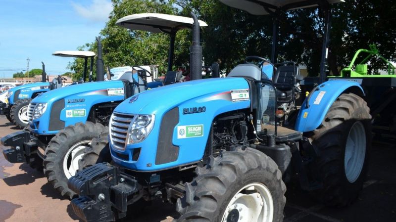 Prefeitura de Rolim de Moura entrega implementos e equipamentos agrícolas para associações rurais