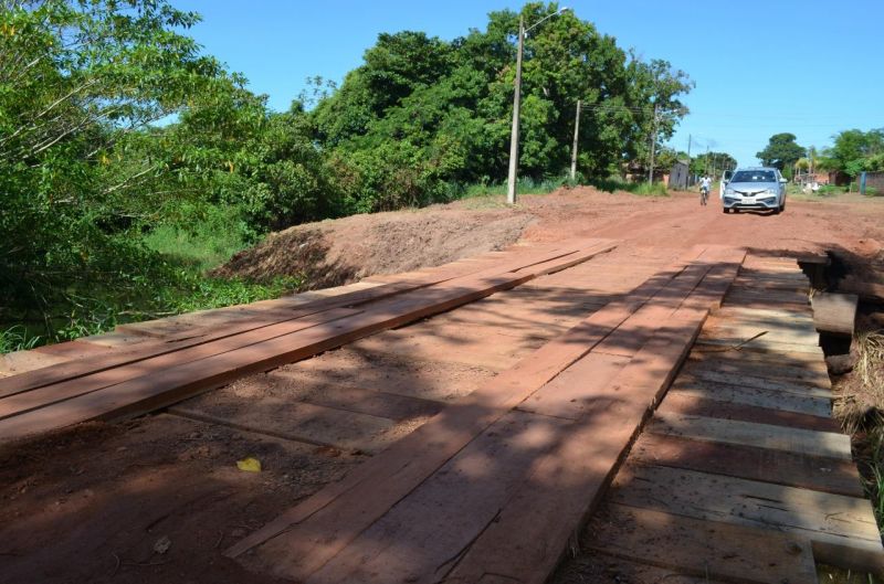 Prefeitura reconstrói ponte que foi queimada por vândalos na Avenida Rolim de Moura