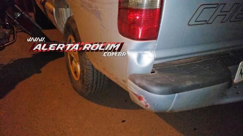 Rolim de Moura – Mulher fratura perna após desviar de cachorro na via e bater moto na traseira de caminhonete estacionada - Vídeo