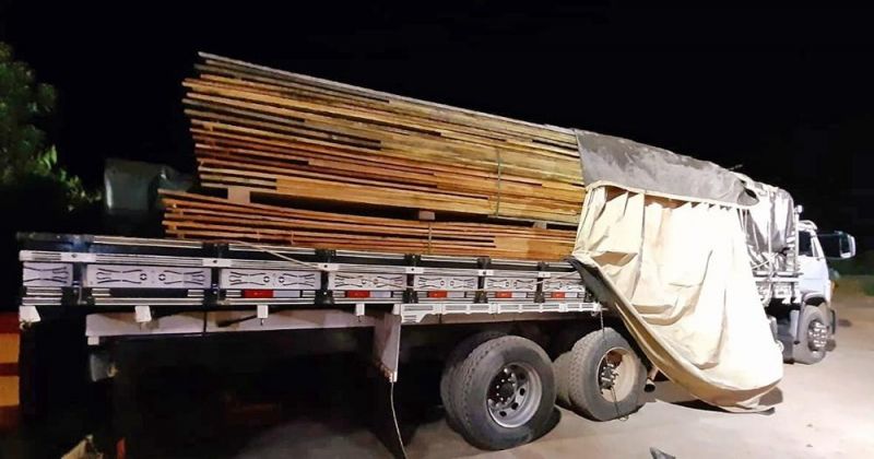 Carga de 15 m³ de madeira ilegal é apreendida na BR-425 em Guajará-Mirim, RO