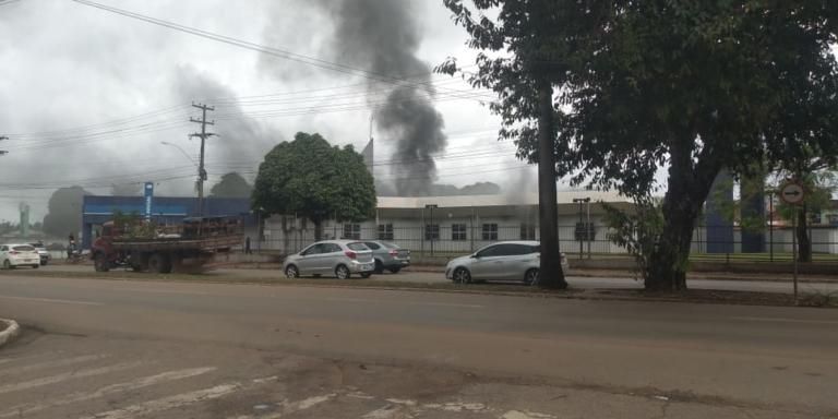 Prédio do INSS pega fogo em Porto Velho