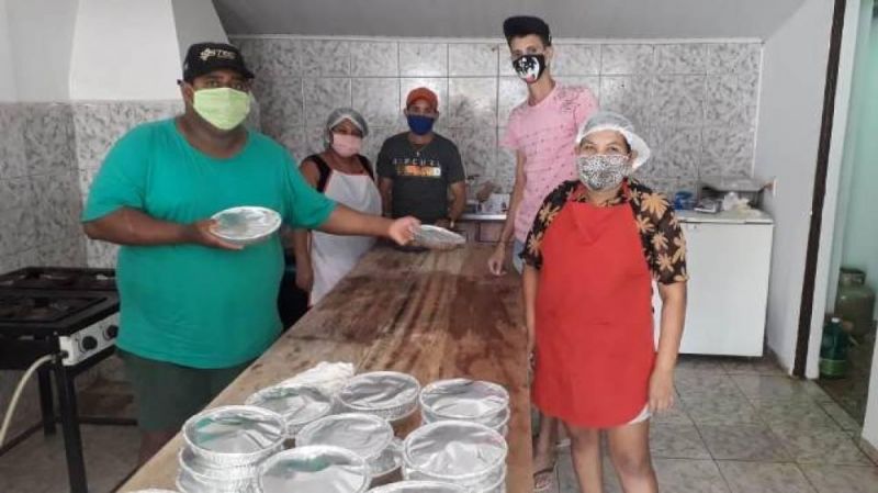Vendendo marmitas a 2 reais, grupo de voluntários ajuda a alimentar famílias carentes