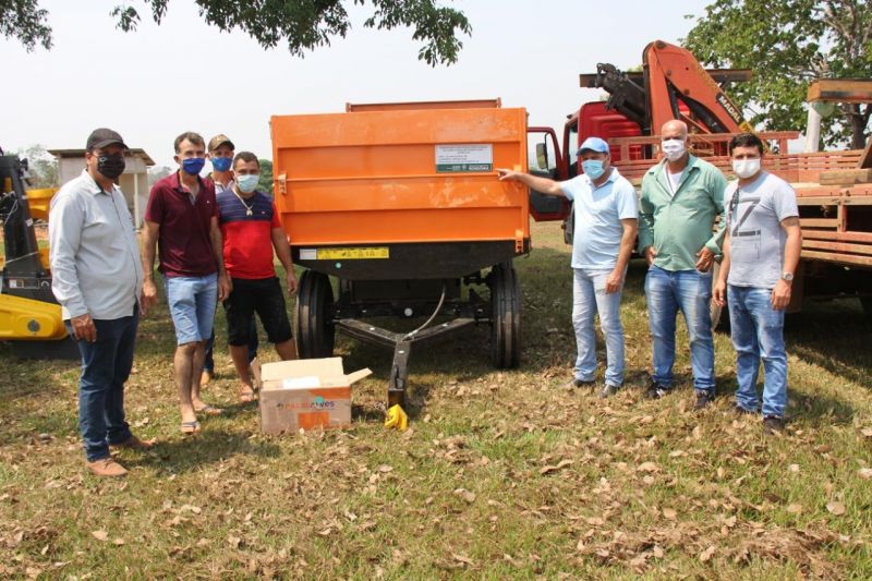 Deputado Cirone Deiró entrega equipamentos para agricultores