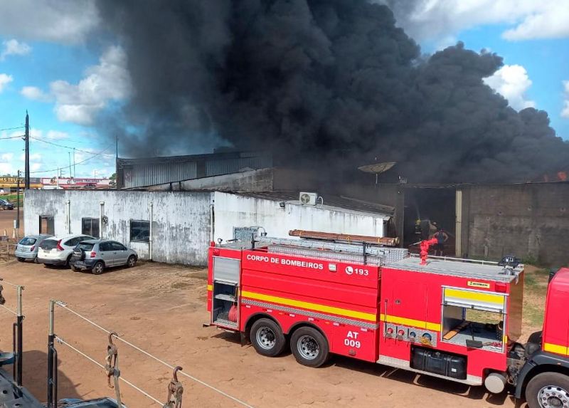 Vídeo: Bombeiros tentam controlar incêndio de grandes proporções na Capital