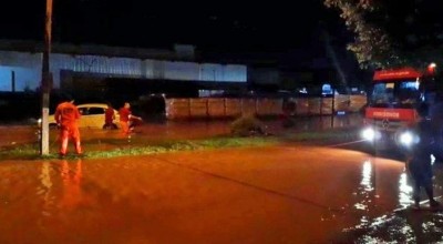Motorista fica ilhado após forte chuva alagar ruas de Rolim de Moura nesta noite, 13