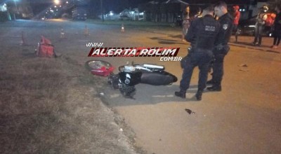 Delivery inabilitado fraturou a perna após avançar via e atingir carro na noite de sábado em Rolim de Moura