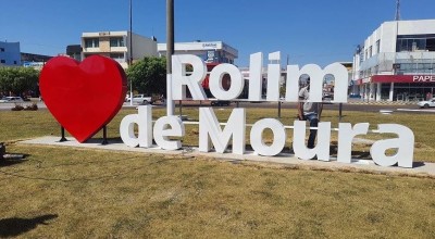 Justiça do Trabalho homenageia Rolim de Moura com letreiro turístico em seu 39º aniversário