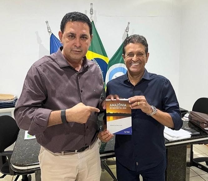 Prefeito Aldo Júlio recebe o livro Amazônia Brasileira: Soberania Ameaçada de Benedito Antônio Alves   