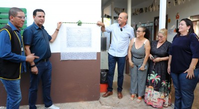 Prefeitura de Rolim de Moura inaugura passarela coberta e reforma dos banheiros da Escola Altenir Tavares 