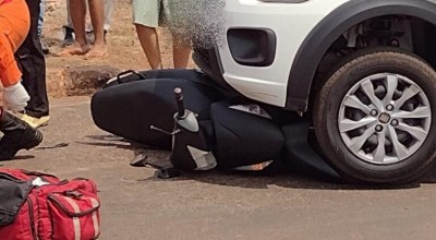 Motoneta fica presa embaixo de carro após colisão em Pimenta Bueno, RO