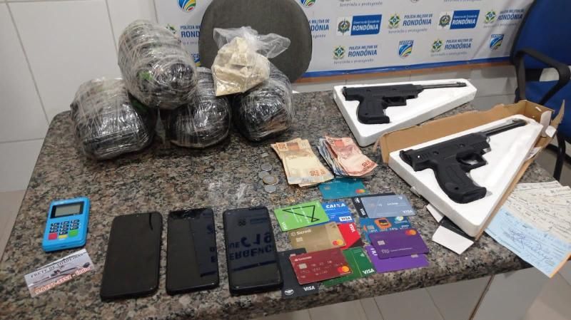 PMRO prende casal com grande quantidade de droga, cheques e dinheiro em Cacoal