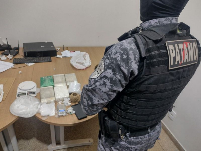 Operação conjunta entre PC e PM prende duas pessoas por tráfico de drogas, em Rolim de Moura
