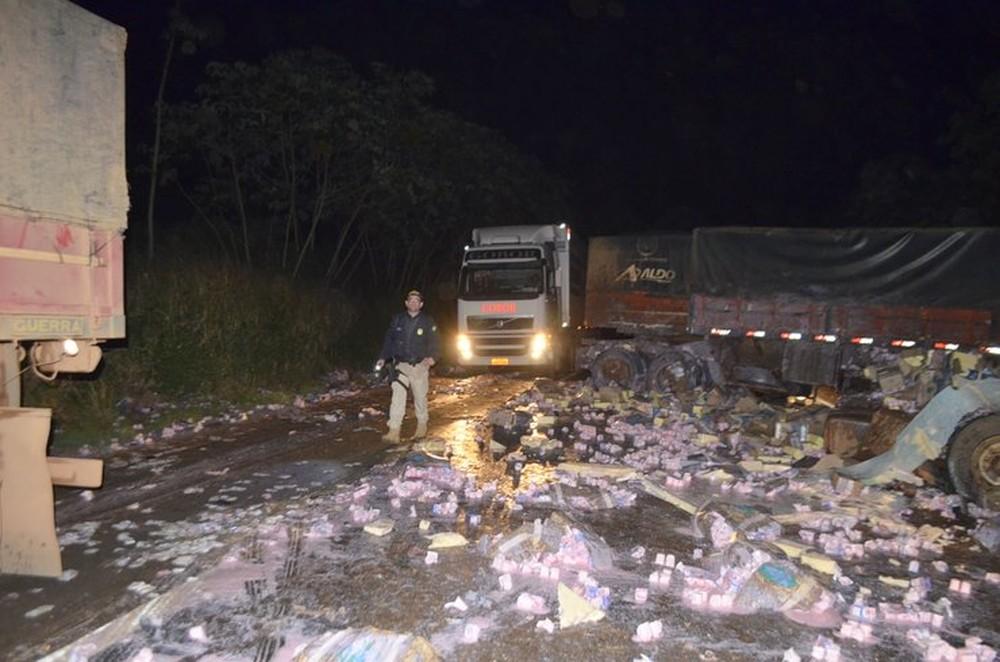 Três homens morrem após acidente entre três caminhões na BR-364, em Jaru, RO Três homens morrem após acidente entre três caminhões na BR-364, em Jaru, RO
