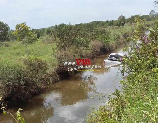 Internauta registra acidente com caminhonete no Rio Mequens próximo a Rolim de Moura do Guaporé