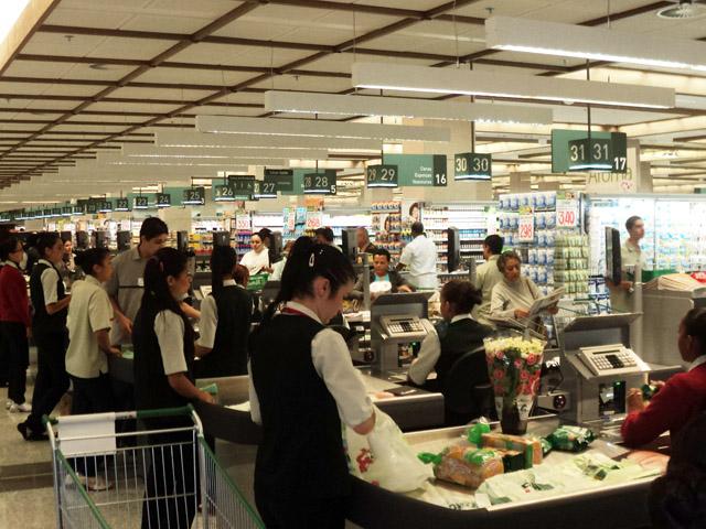 Supermercados fecham no dia 25; confira o que estará aberto na véspera ...