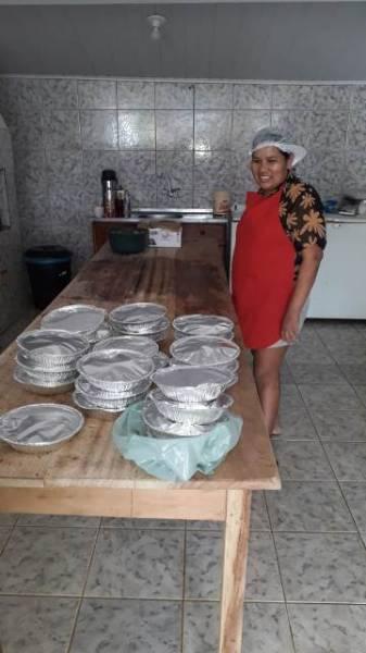 Vendendo marmitas a 2 reais, grupo de voluntários ajuda a alimentar famílias carentes